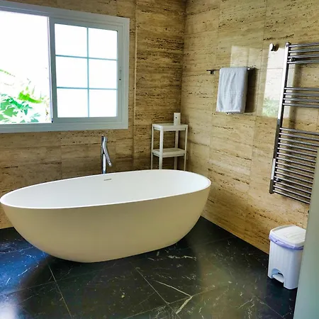 Happiness With Heated Swimming Pool Willa *